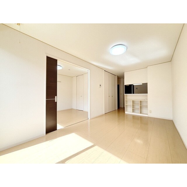 広々としたリビングで家具の設置 Royal　Park　HIMEKO　C