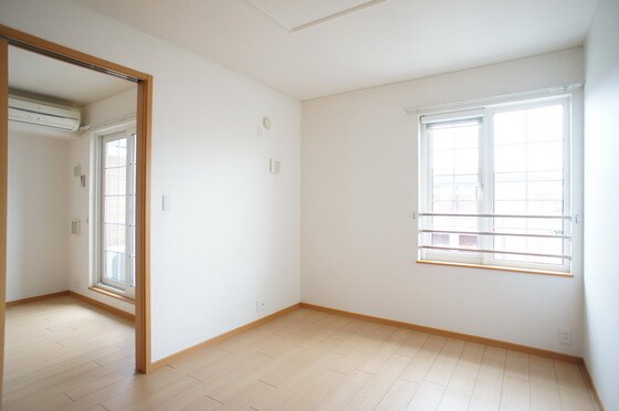 窓が大きく明るい室内 ヴィオラＢ