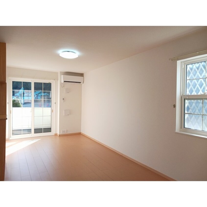 角部屋で明るい室内 ティアラ　クイーン