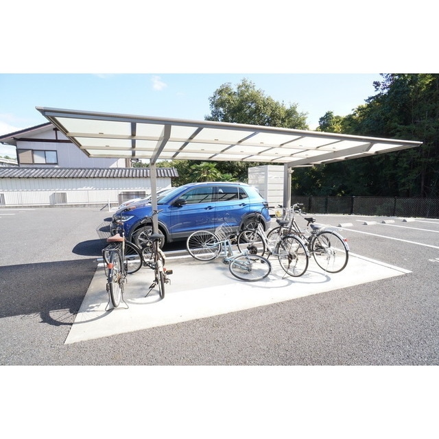 屋根付きの駐輪場 グレイス見川　Ｃ