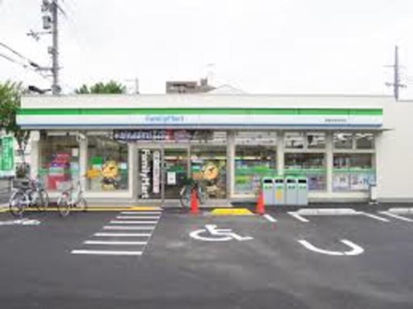 ファミリーマート箕面市役所前店(コンビニ)まで595m※ファミリーマート箕面市役所前店 メゾン楓