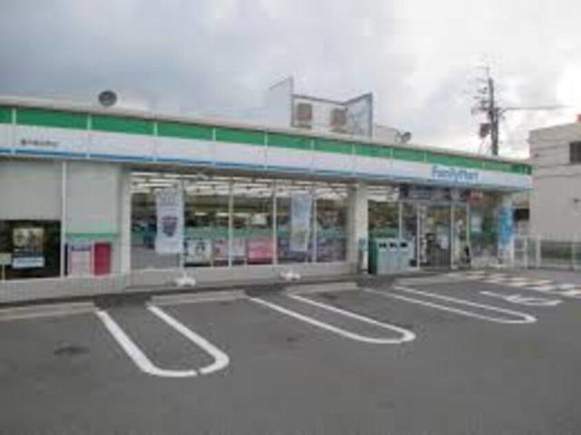 ファミリーマート豊中春日町店(コンビニ)まで729m※ファミリーマート豊中春日町店 カルム西緑丘