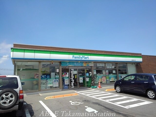 ファミリーマート綾歌町岡田上店(コンビニ)まで500m ハイツマル木　Ｅ