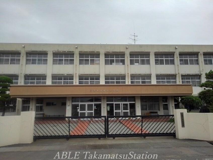 三豊市立本山小学校(小学校)まで850m リバーサイド本山　Ｌ