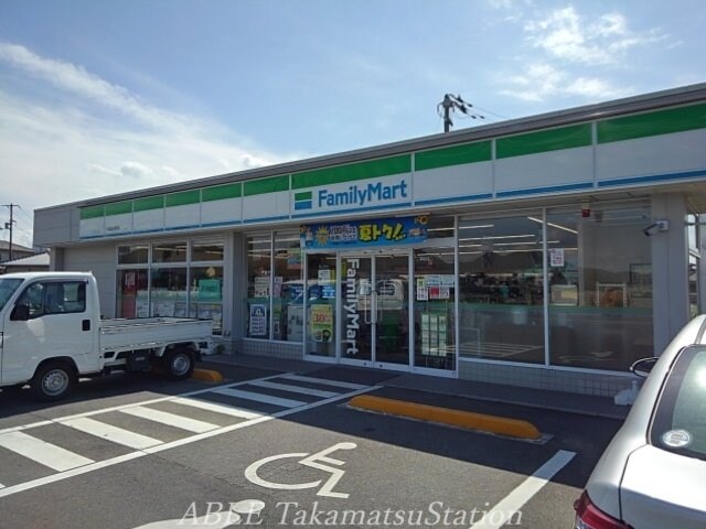 ファミリーマート丸亀垂水町店(コンビニ)まで950m ミレニアムパークＢ