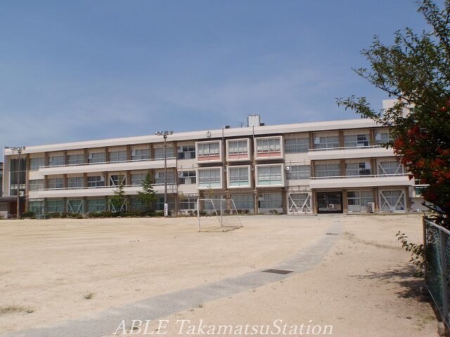 丸亀市立城坤小学校(小学校)まで800m カーサ・クレスト