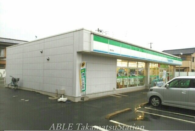 ファミリーマート高松町店(コンビニ)まで1300m ラッキー　Ｂ