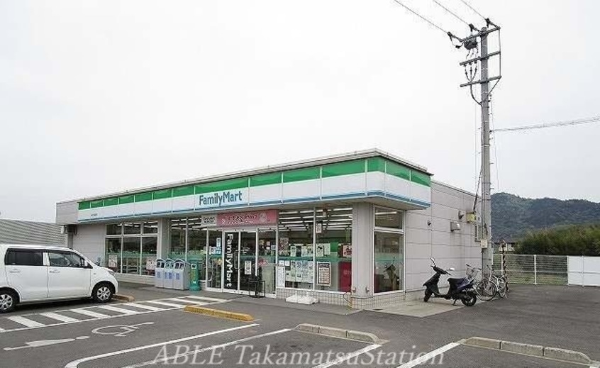 ファミリーマート(コンビニ)まで1300m サン　リバーＢ