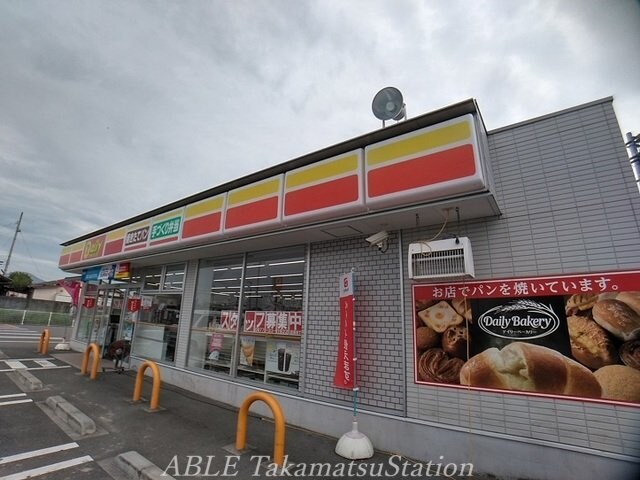 デイリーヤマザキ多度津町桜川店(コンビニ)まで450m プルマージュⅠ