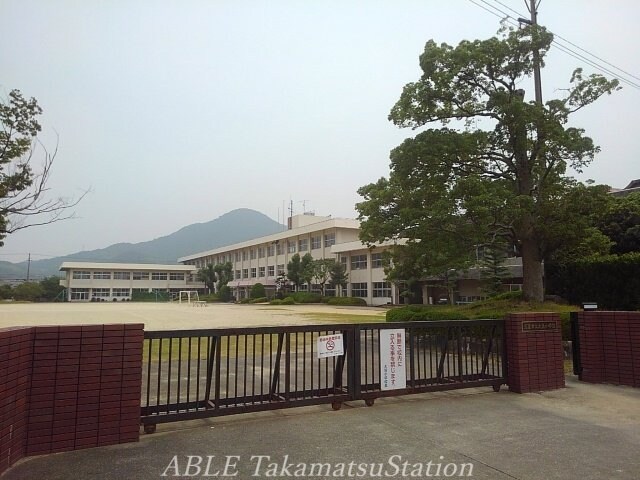 三豊市立大見小学校(小学校)まで1400m グランド・ソレイユⅠ