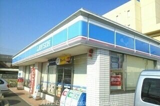 ローソン高松木太町六区店(コンビニ)まで800m クラール木太Ｃ