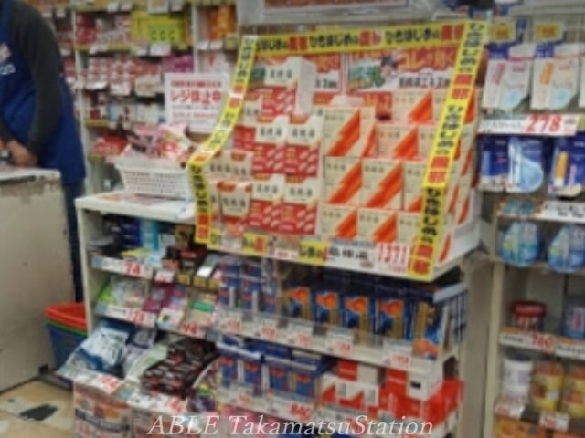 ダイコクドラッグ高松南新町店(ドラッグストア)まで111m メゾンＫＡＷＡＮＩＳＨＩ