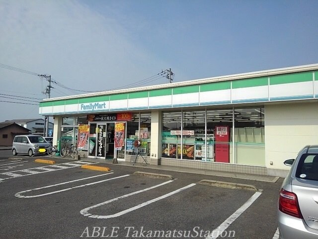 ファミリーマート丸亀今津店(コンビニ)まで900m フレンドリーＫＵＢＯ　Ｂ