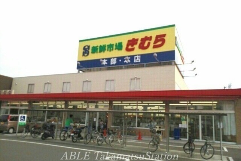 ドンキホーテ高松店(ショッピングセンター/アウトレットモール)まで700m グランディール太田Ｂ