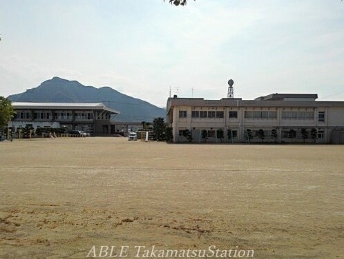 多度津町立四箇小学校(小学校)まで700m リブ・サンフラウァ　Ｃ