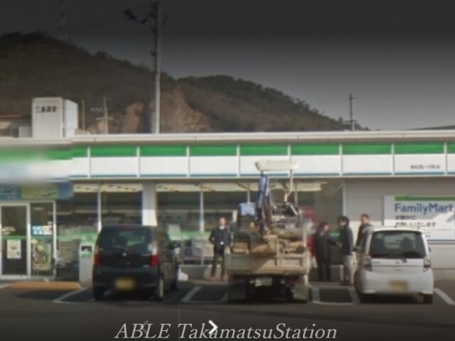 ファミリーマート高松西ハゼ町店(コンビニ)まで724m シャーメゾンK