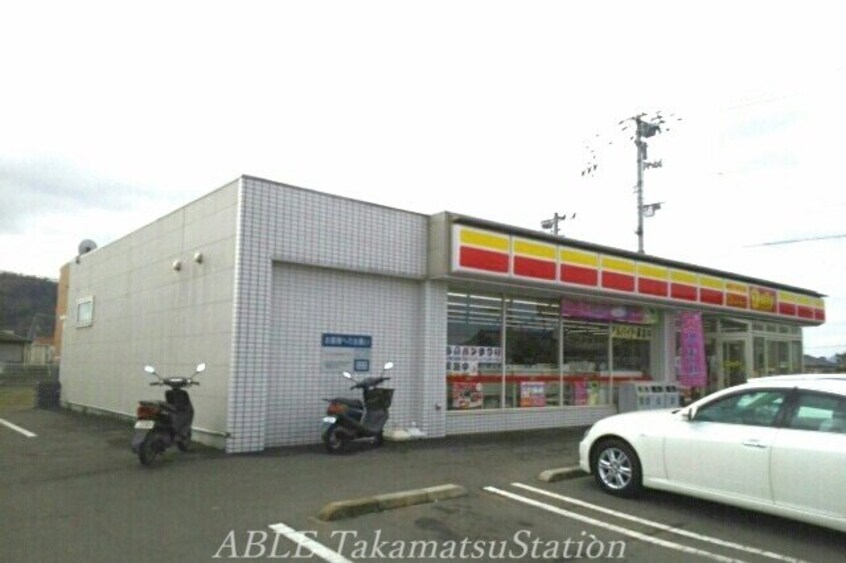 デイリーヤマザキ高松六条町店(コンビニ)まで720m プリーズプレイスＡ