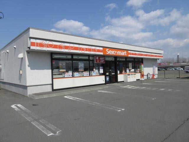 セイコーマート苫小牧弥生店(コンビニ)まで935m アイリス・ホーム102