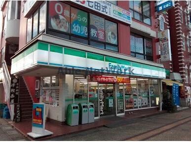 ファミリーマート深谷駅前店(コンビニ)まで739m ヴィラコンフォート