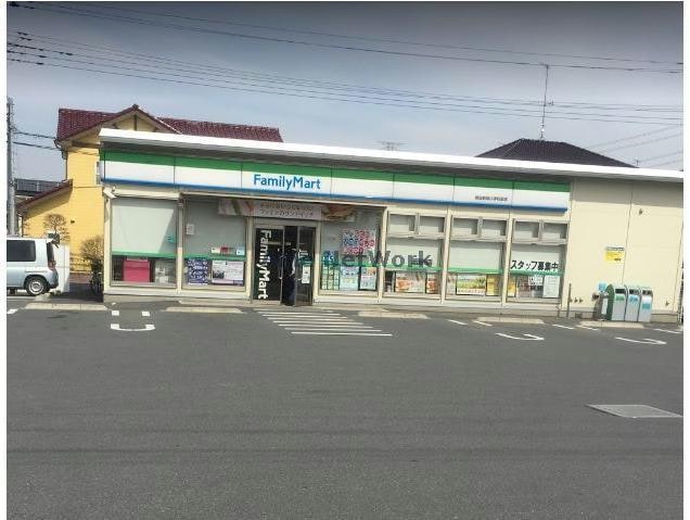 ファミリーマート熊谷新堀小学校前店(コンビニ)まで239m サンリバー（熊谷市新堀）