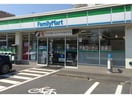 ファミリーマート熊谷万平町店(コンビニ)まで396m APL Ⅳ（アルムプレミアムリビングⅣ）