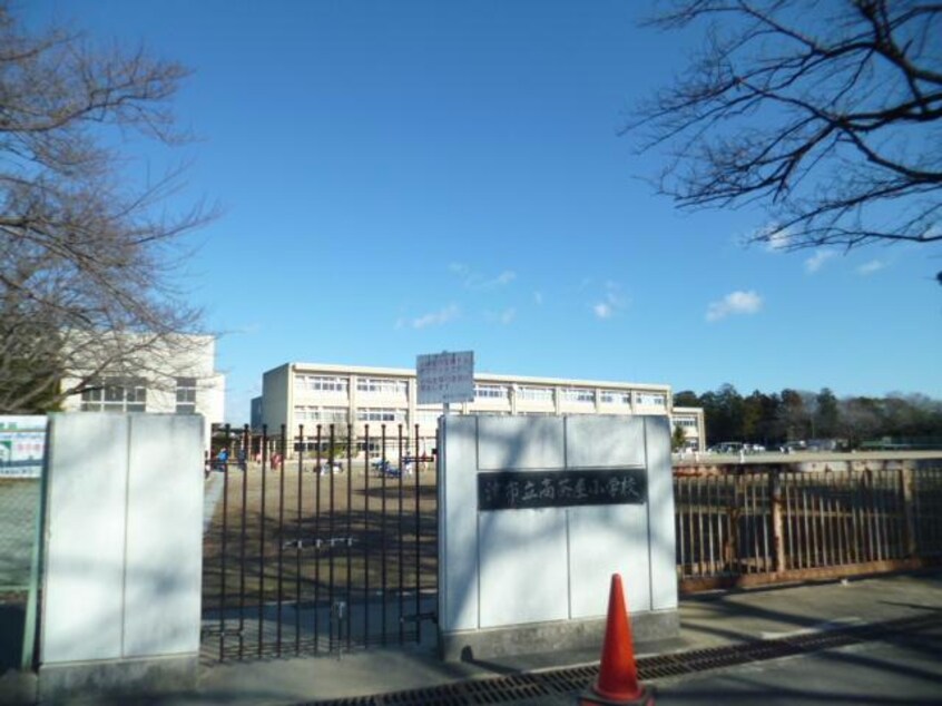 津市立高茶屋小学校(小学校)まで1255m ロイヤルガーデンA棟