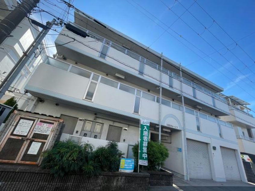 イオンから徒歩圏内。 白国弘友ハイツ