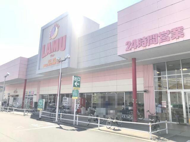 ラ・ムー姫路花田店(ディスカウントショップ)まで1549m※24時間営業なので買い物に便利♪ カプリスコート　ベースV
