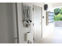 共用廊下は屋内で雨風しのげてドアの開閉、安全・快適