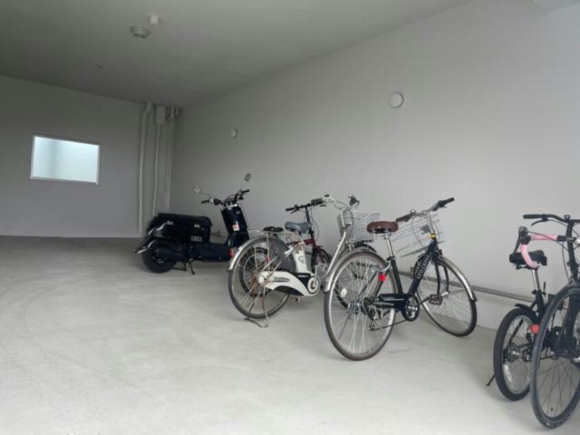 エントランス横に屋根付き駐輪場完備 Ｆuture