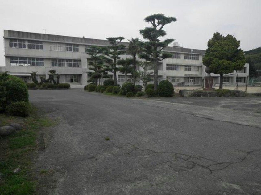 山陽小野田市立埴生小中学校(中学校/中等教育学校)まで1655m※校区は市役所にご確認ください ビッグ　フォレスト　Ａ