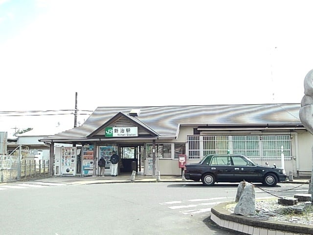 新治駅まで450m ラディアンス