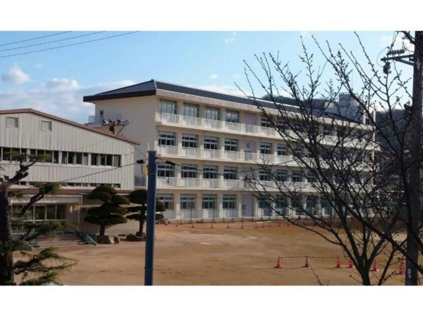 福山市立加茂小学校(小学校)まで303m サニーハウスＡ