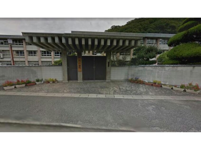 福山市立神辺小学校(小学校)まで1448m フェールⅡ（神辺）