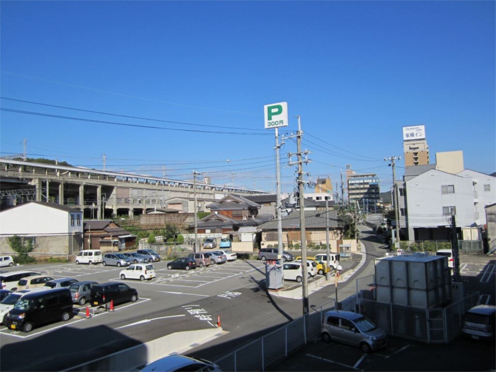 共有廊下から駅が見えています。 ルミエールAIOI