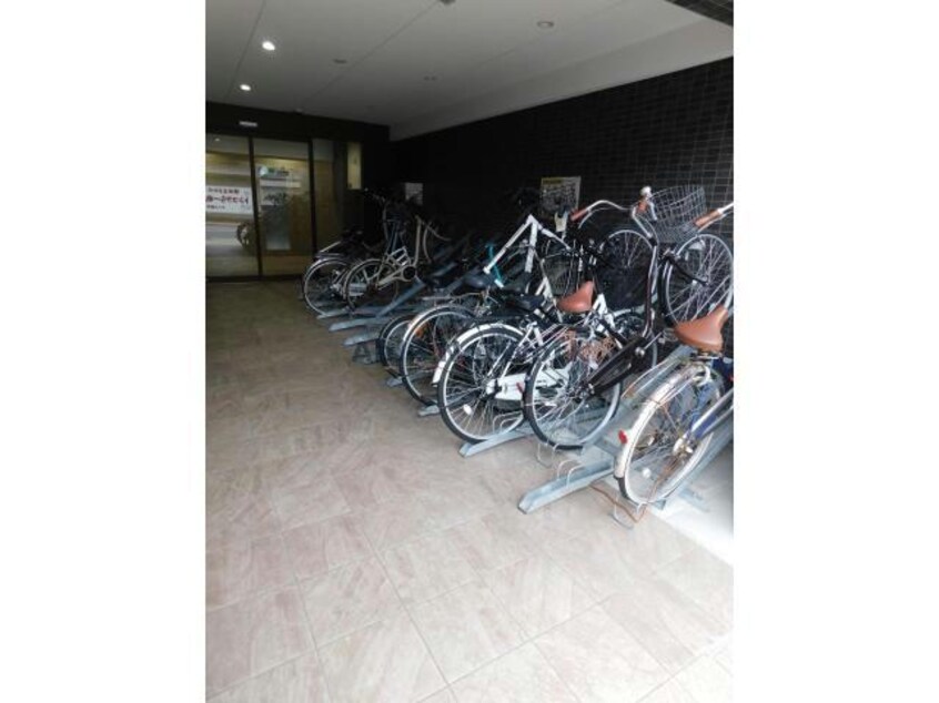 自転車駐輪場 ドゥエリング森小路