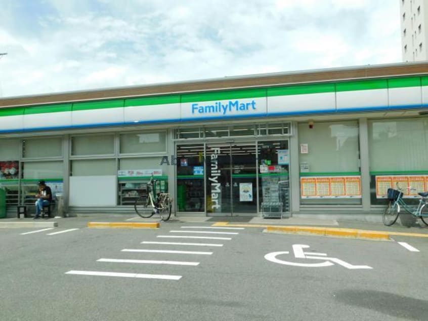 ファミリーマート大宮五丁目店(コンビニ)まで377m サウスリバーオグラ