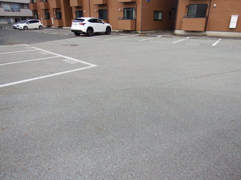 広々駐車場は運転初心者でも停めやすいです ライクタウン飯田Ｂ