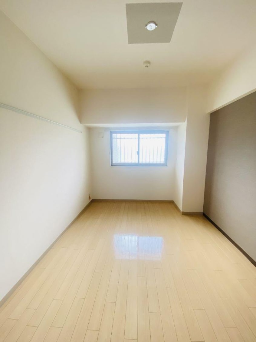 ７．２帖の寝室です。アクセントクロスで雰囲気変わります。 パレーブランシェ