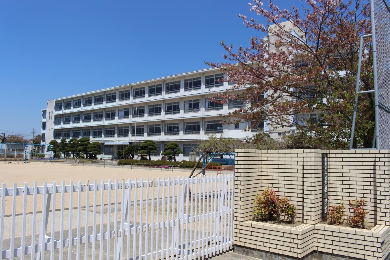 姫路市立妻鹿小学校(小学校)まで280m アイリス　ガーデン