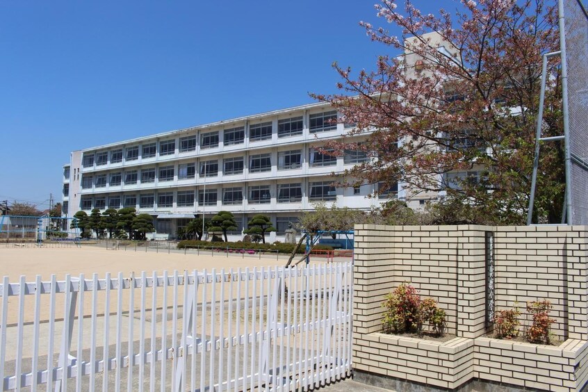 姫路市立妻鹿小学校(小学校)まで280m アイリス　ガーデン