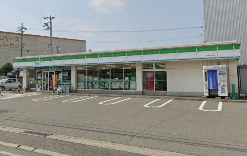 ファミリーマート姫路中島店(コンビニ)まで407m エレガンス・ヴィラＢ