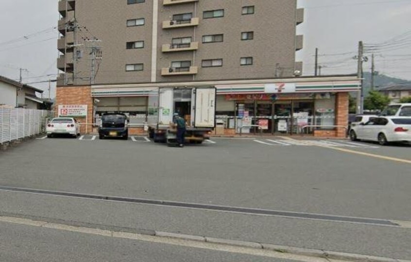 セブンイレブン姫路飯田1丁目店(コンビニ)まで173m パセオ姫路　Ｂ棟