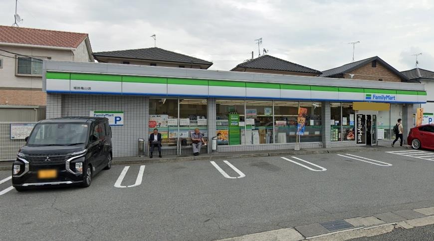 ファミリーマート姫路亀山店(コンビニ)まで412m 飯田３丁目戸建（JTI)