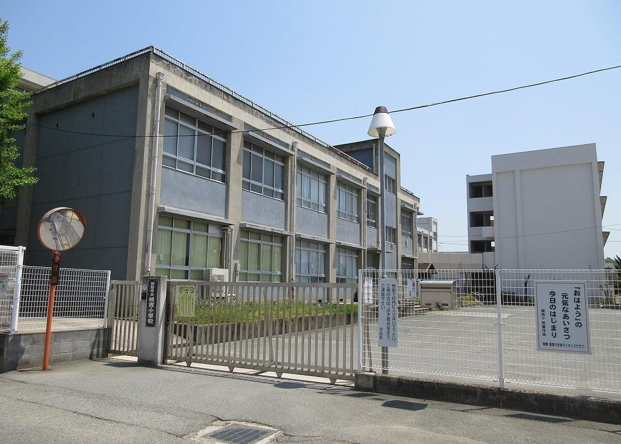 城西小学校(小学校)まで550m ハーブ辻井