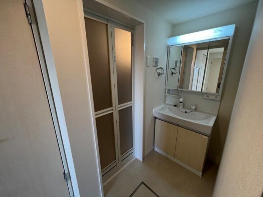 洗髪洗面化粧台 オーヴェスト・トレ