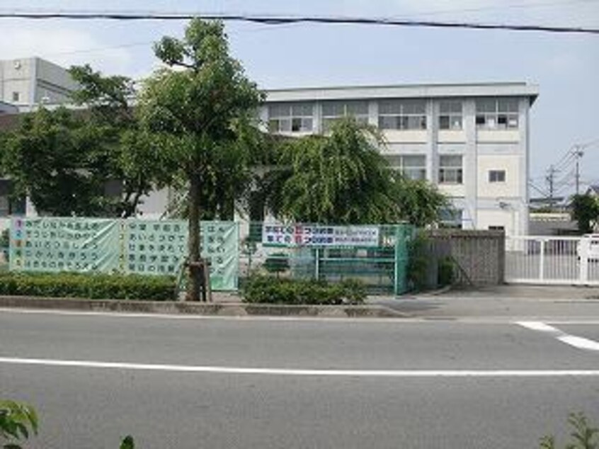飾磨東中学校(中学校/中等教育学校)まで475m アミティエ下野田