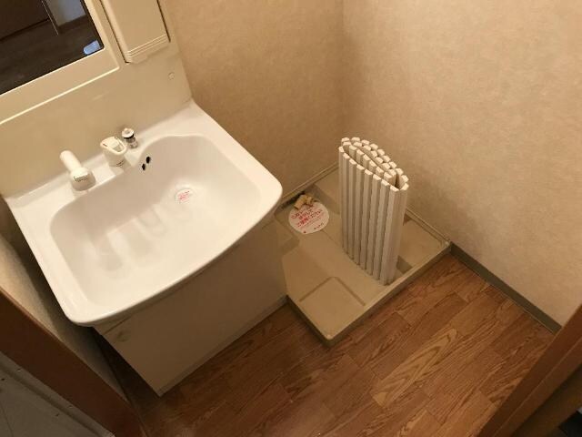 カゴなども置ける洗面所 プリムローズ