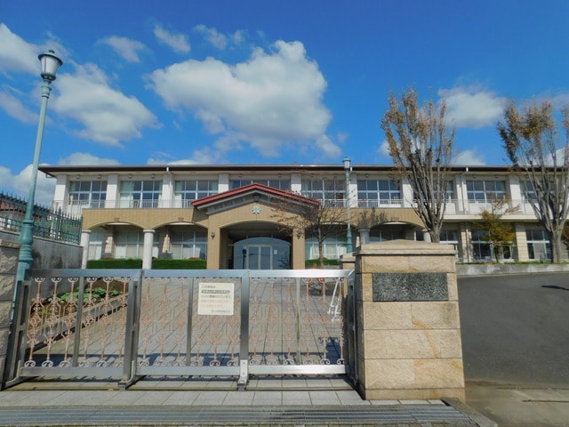 富士市立青葉台小学校(小学校)まで558m※富士市立青葉台小学校 ルヴィーナ