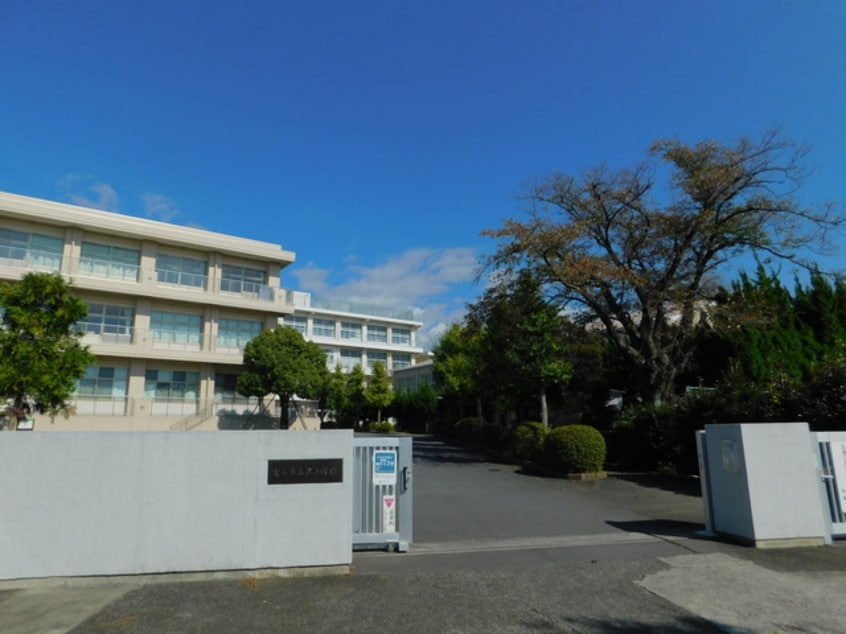 富士市立丘小学校(小学校)まで814m※富士市立丘小学校 クレインズホーム
